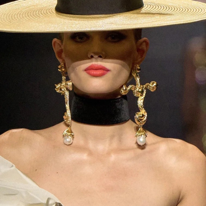 Vintage Baroque Style Metal Al - огляд і ціна Vintage Fashion Jewelry Brands