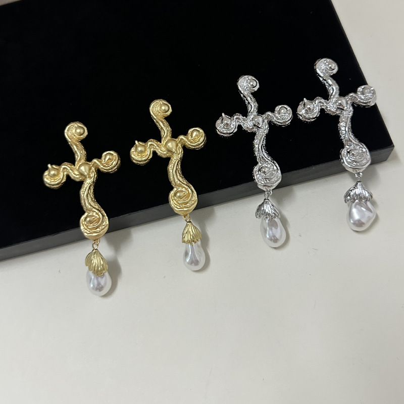 Vintage Baroque Style Metal Al - огляд і ціна Vintage Fashion Jewelry Brands
